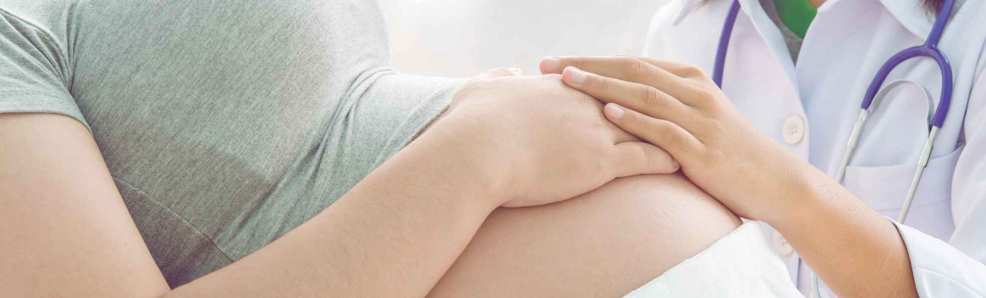 control del embarazo Mujer con embarazada con su médico en control del embarazo