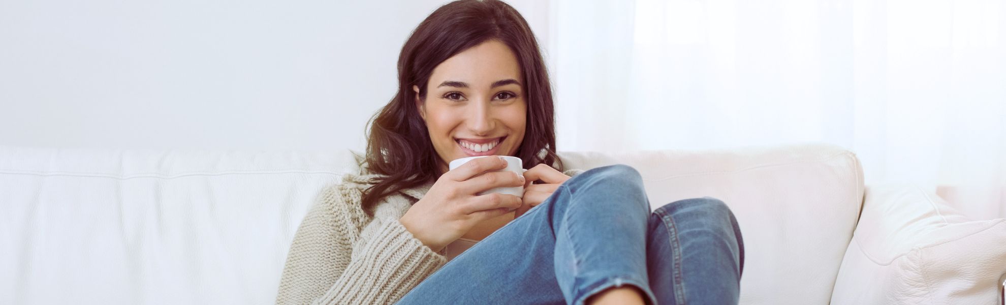 preservación fertilidad mujer Mujer joven sonríe mientras se toma un te porque vitrifico sus ovocitos para preservar su fertilidad