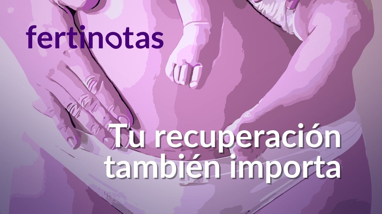 Mujer en recuperación tras una cesárea, sentada con su bebé en brazos, mostrando una cicatriz leve.