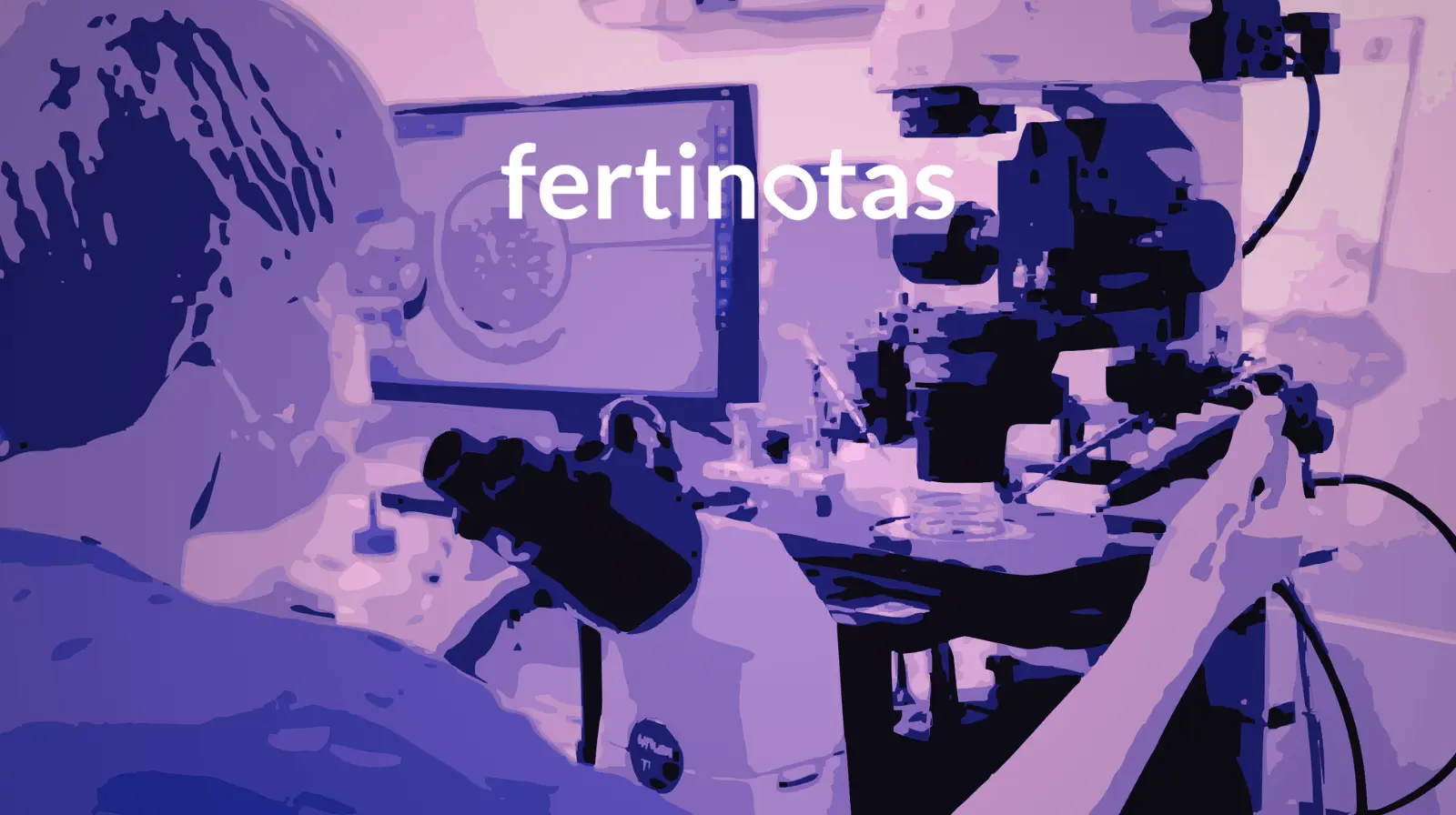 Embriólogo trabajando en un laboratorio de fecundación in vitro durante un procedimiento de reproducción asistida.