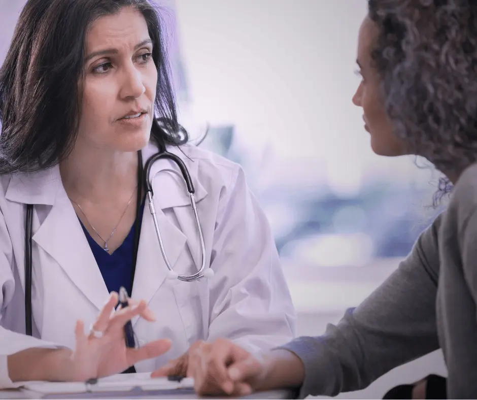 Médica explicando a una paciente las opciones de reproducción asistida durante una consulta