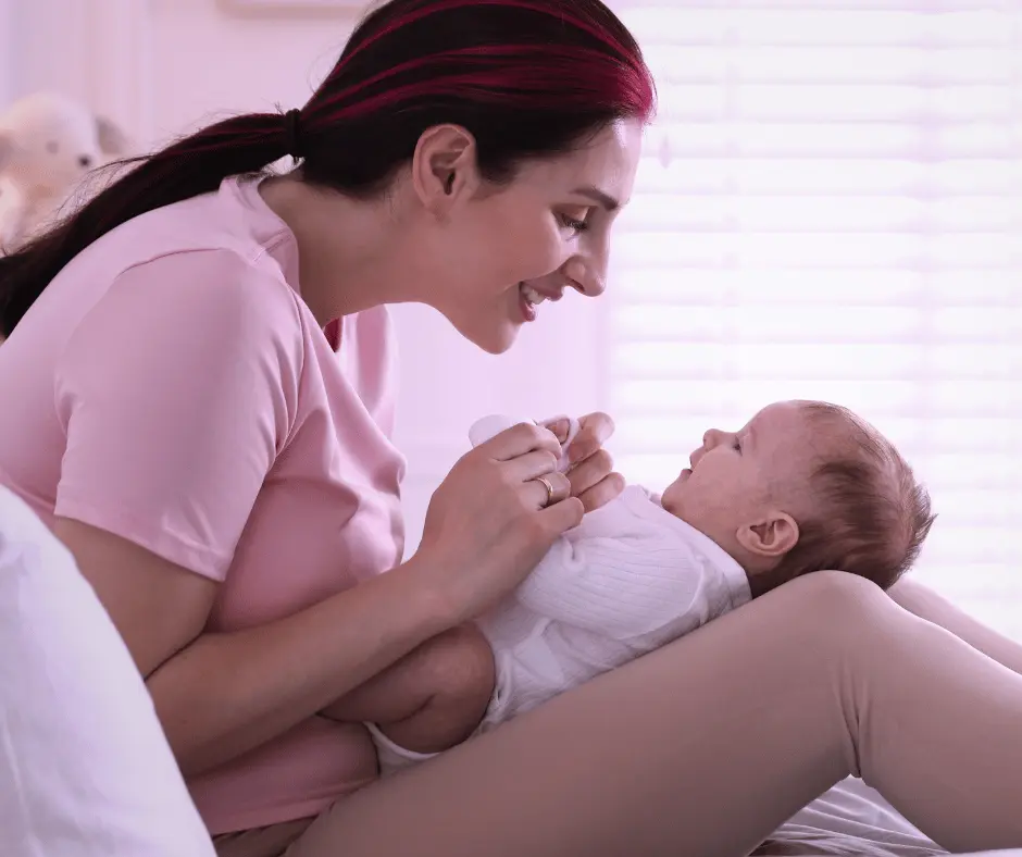 Madre sosteniendo a su bebé recién nacido tras un proceso de reproducción asistida
